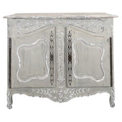 Credenza a due ante in stile Luigi XV della Provenza francese, rovere intagliato, patina grigia, anni '50