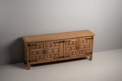 Langes Sideboard aus geschnitztem Eichenholz mit Eisenbeschlägen, Spanien, 1960er Jahre