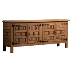 Langes Sideboard aus geschnitztem Eichenholz mit Eisenbeschlägen, Spanien, 1960er Jahre
