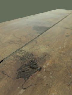 Aparador provincial de estilo Luis XV de dos puertas, de nogal y madera con nudos, con herrajes de hierro, siglo XVIII
