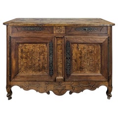 Aparador provincial de estilo Luis XV de dos puertas, de nogal y madera con nudos, con herrajes de hierro, siglo XVIII