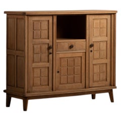 Credenza in rovere con pannelli quadrati intagliati, Francia, anni ’50