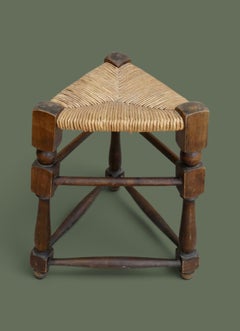 Dreieckiger Dreibein-Hocker im französischen Landhausstil, aus gedrechseltem Holz und Binsen, 1950er Jahre