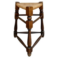 Dreieckiger Dreibein-Hocker im französischen Landhausstil, aus gedrechseltem Holz und Binsen, 1950er Jahre