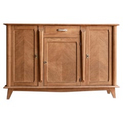 Credenza Art Déco francese a tre ante, impiallacciatura di rovere a motivo chevron, anni '40