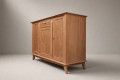 Credenza Art Déco francese a tre ante, impiallacciatura di rovere a motivo chevron, anni '40