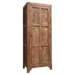 Armadio rustico a porta singola, in teak massiccio, con ante a pannelli, anni '50