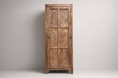 Armadio rustico a porta singola, in teak massiccio, con ante a pannelli, anni '50