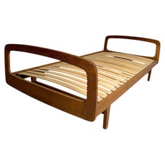 Lettino scandinavo in stile moderno, rovere scolpito, estremità ricurve, anni ’60