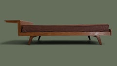 Lit de repos français du milieu du siècle avec étagère intégrée, en chêne massif, années 1950