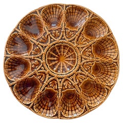 Assiette à huîtres en majolique française, céramique émaillée marron, style Sarreguemines, années 1950