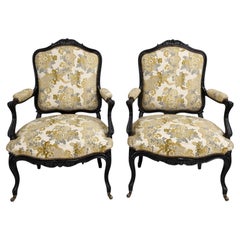 Ein Paar ebonisierte Fauteuils im Stil Ludwigs XV., mit Blumenmuster aus Seide, Frankreich, 1880er Jahre