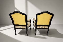 Ein Paar ebonisierte Fauteuils im Stil Ludwigs XV., mit Blumenmuster aus Seide, Frankreich, 1880er Jahre