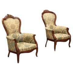 Fauteuils Louis-Philippe en noyer sculpté, revêtement en damas, lot de deux, France