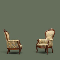 Fauteuils Louis-Philippe en noyer sculpté, revêtement en damas, lot de deux, France