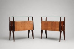 Italienische, skulptural gestaltete Nachttische, Palisander, Glas und Messing, 1950er Jahre. Dieses Paar von