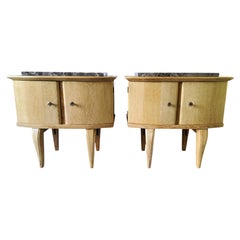 Paire de tables de chevet françaises en chêne blanchi, plateaux en marbre, années 1950