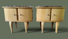 Paire de tables de chevet françaises en chêne blanchi, plateaux en marbre, années 1950