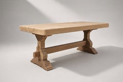 Table basse de style monastère provincial français, chêne blanchi, piètement en tréteaux, années 1950