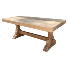 Table basse de style monastère provincial français, chêne blanchi, piètement en tréteaux, années 1950
