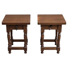 Tables d'appoint rustiques espagnoles, pieds tournés, un tiroir, lot de deux, années 1960