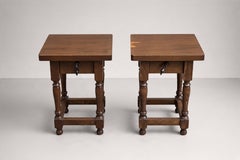 Tables d'appoint rustiques espagnoles, pieds tournés, un tiroir, lot de deux, années 1960