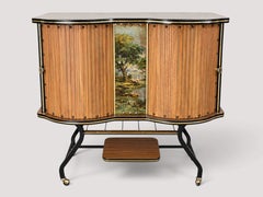 Mobile bar italiano di metà secolo su rotelle, con pannelli verniciati, anni '50