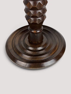 Dans le style de Charles Dudouyt, table d'appoint, chêne sculpté, France, années 1950