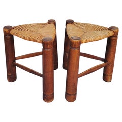 Al estilo de Charles Dudouyt, par de taburetes de tres patas, junco y haya, Francia