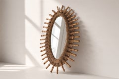 Specchio da parete ovale "Sunburst" della Costa Azzurra, in rattan intrecciato e bambù, anni '60