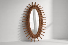 Specchio da parete ovale "Sunburst" della Costa Azzurra, in rattan intrecciato e bambù, anni '60