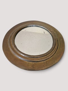 Espejo redondo francés tipo portilla, latón patinado, década de 1960