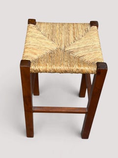 Taburete brutalista francés, de madera maciza y asiento de junco trenzado, década de los 80