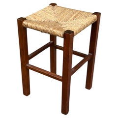 Taburete brutalista francés, de madera maciza y asiento de junco trenzado, década de los 80
