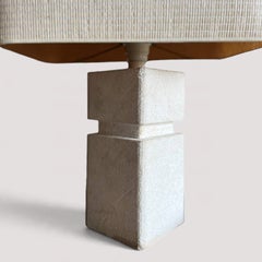 Lampe de table française de style brutaliste en pierre calcaire, avec socle composé de blocs empilés, années 1970