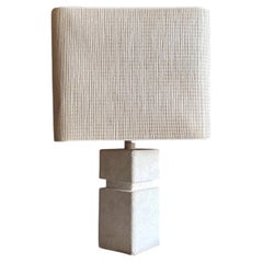 Lampe de table française de style brutaliste en pierre calcaire, avec socle composé de blocs empilés, années 1970