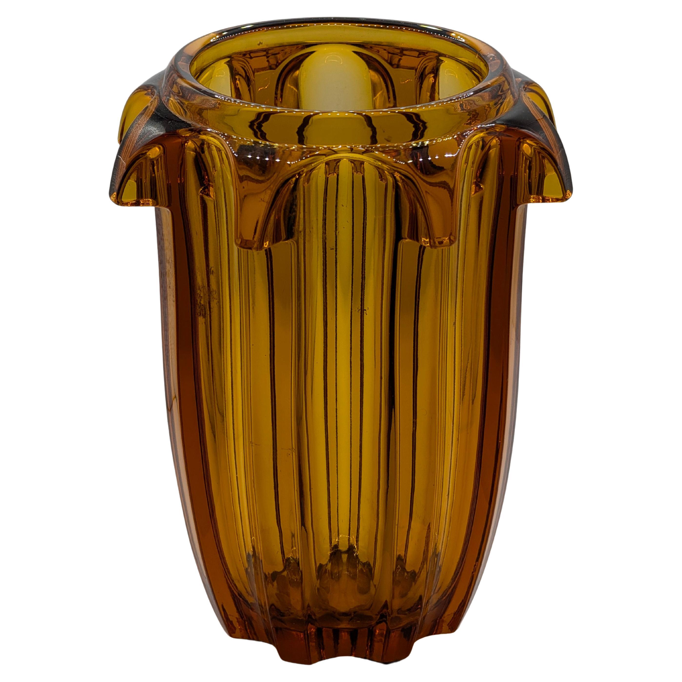 1930s Art Deco Amber Glass Vase by Rudolf Schrötter for Moser en venta