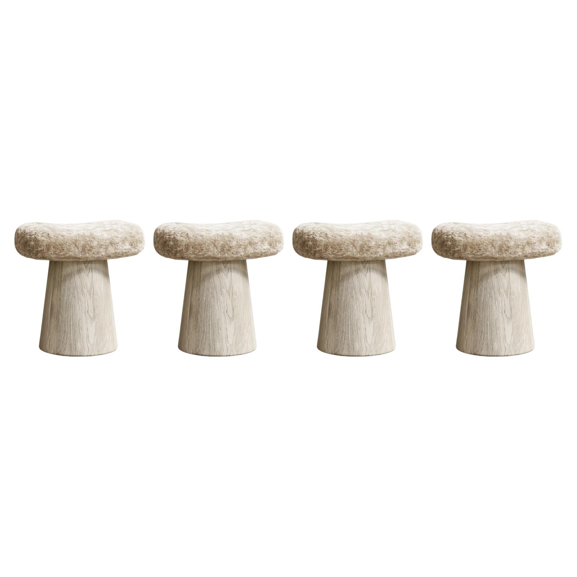 Paloma Editions 4er Set Artisan Stool Natural Shaved Shearling
French Oak
