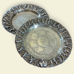 Par de platos antiguos de plata birmanos con decoración en repujado y grabado, década de 1890