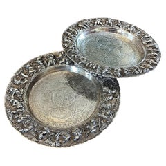 Par de platos antiguos de plata birmanos con decoración en repujado y grabado, década de 1890