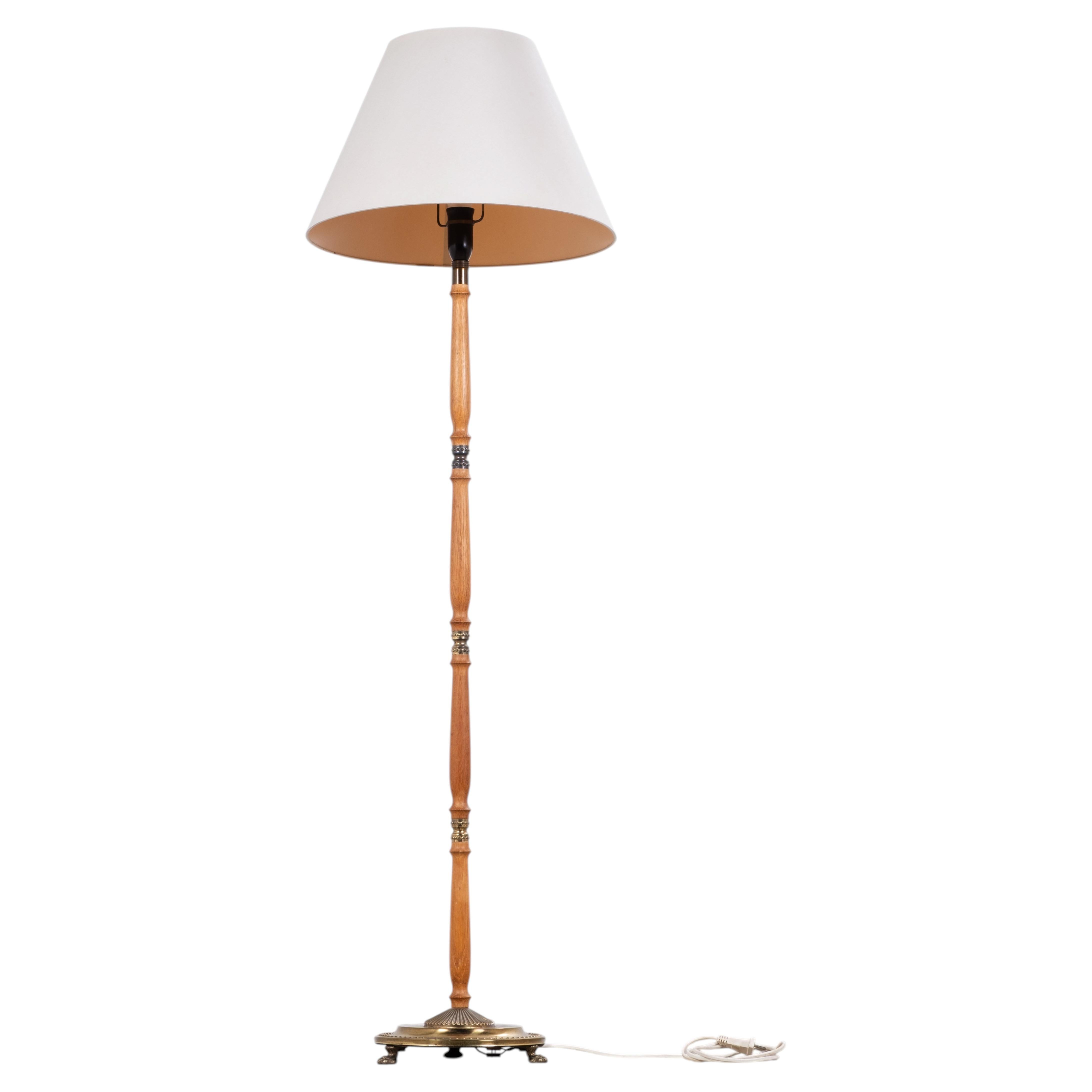 Dänische Stehlampe aus Teakholz und Messing mit originalem Lampenschirm, 1960er Jahre im Angebot