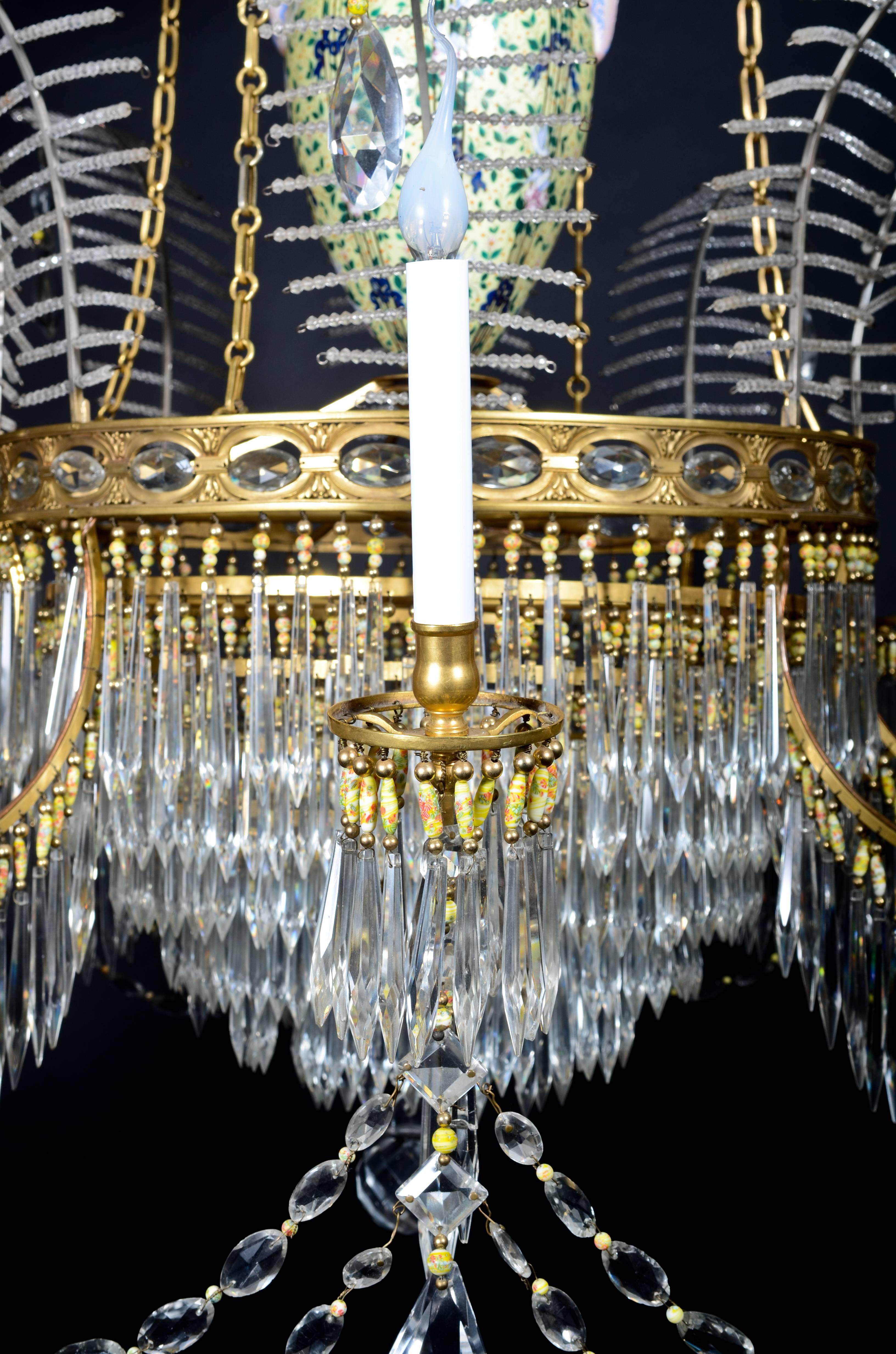 Großer Palast- und großer antiker russischer neoklassizistischer Kronleuchter aus vergoldeter Bronze und Kristall (Neoklassisch) im Angebot
