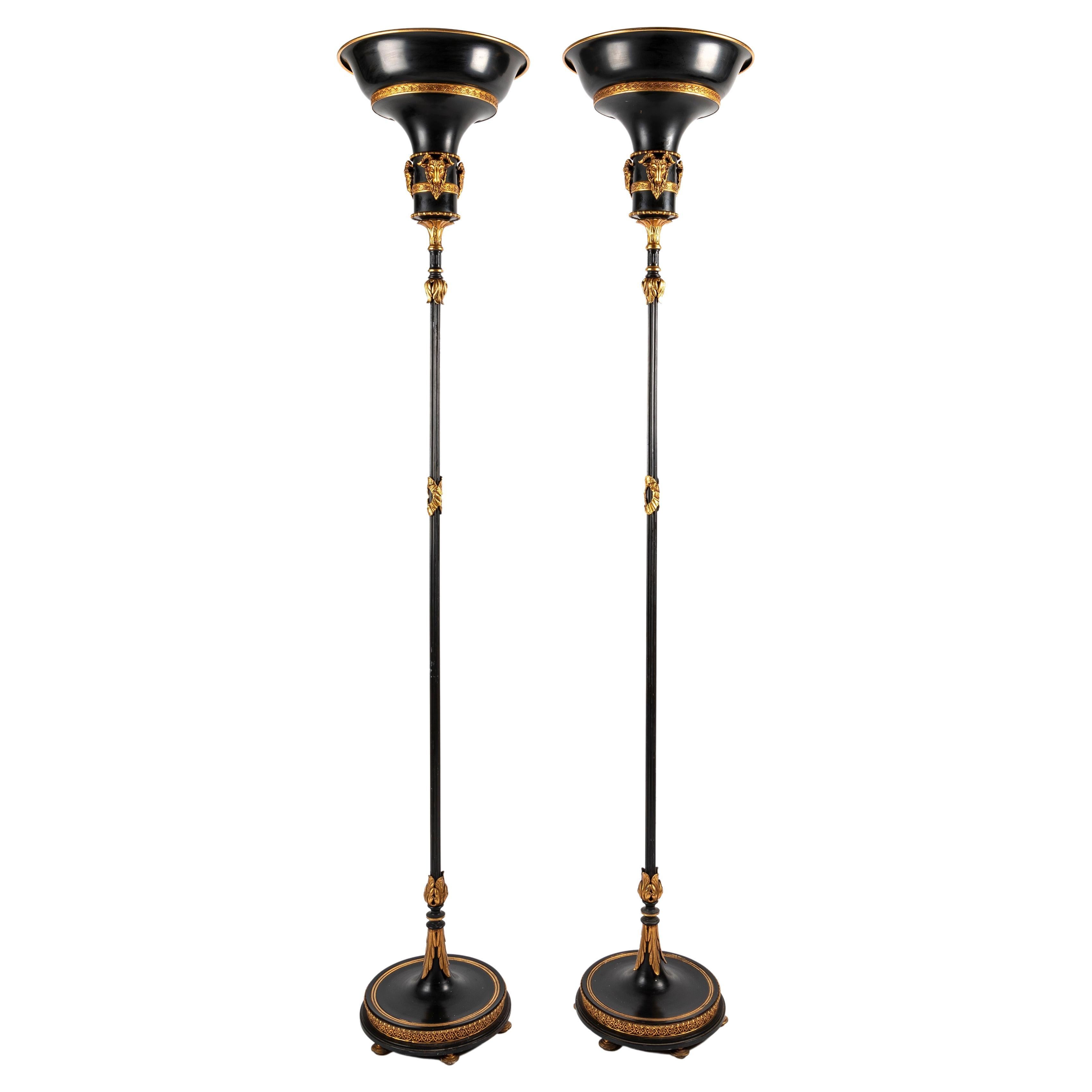 Ein Paar hohe Hollywood-Regency-Stehlampen aus Bronze im Angebot