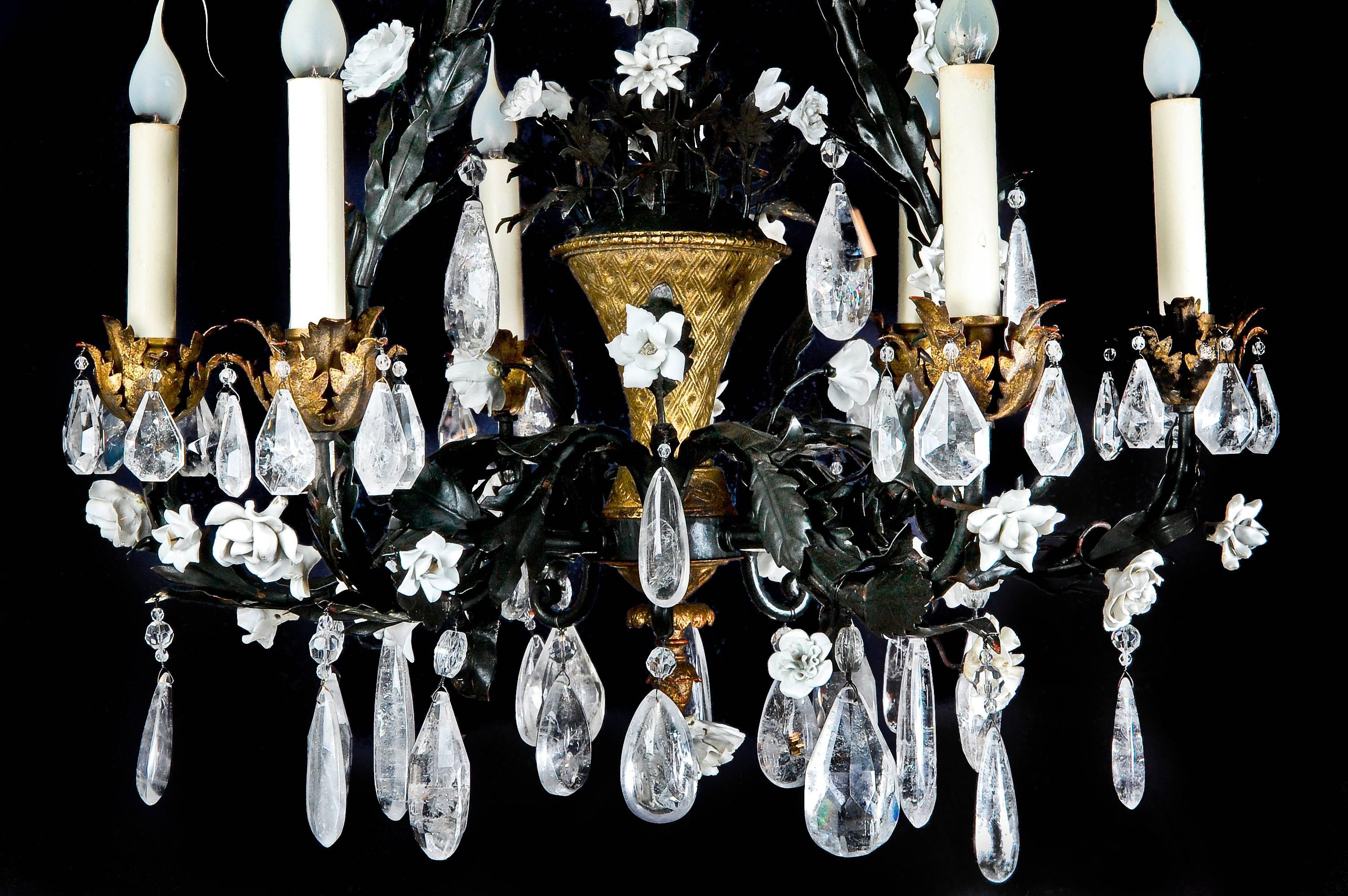Antiker französischer Kronleuchter im Louis-XVI-Stil aus Bronze, Zinn, Bergkristall und Porzellan (Louis XVI.) im Angebot
