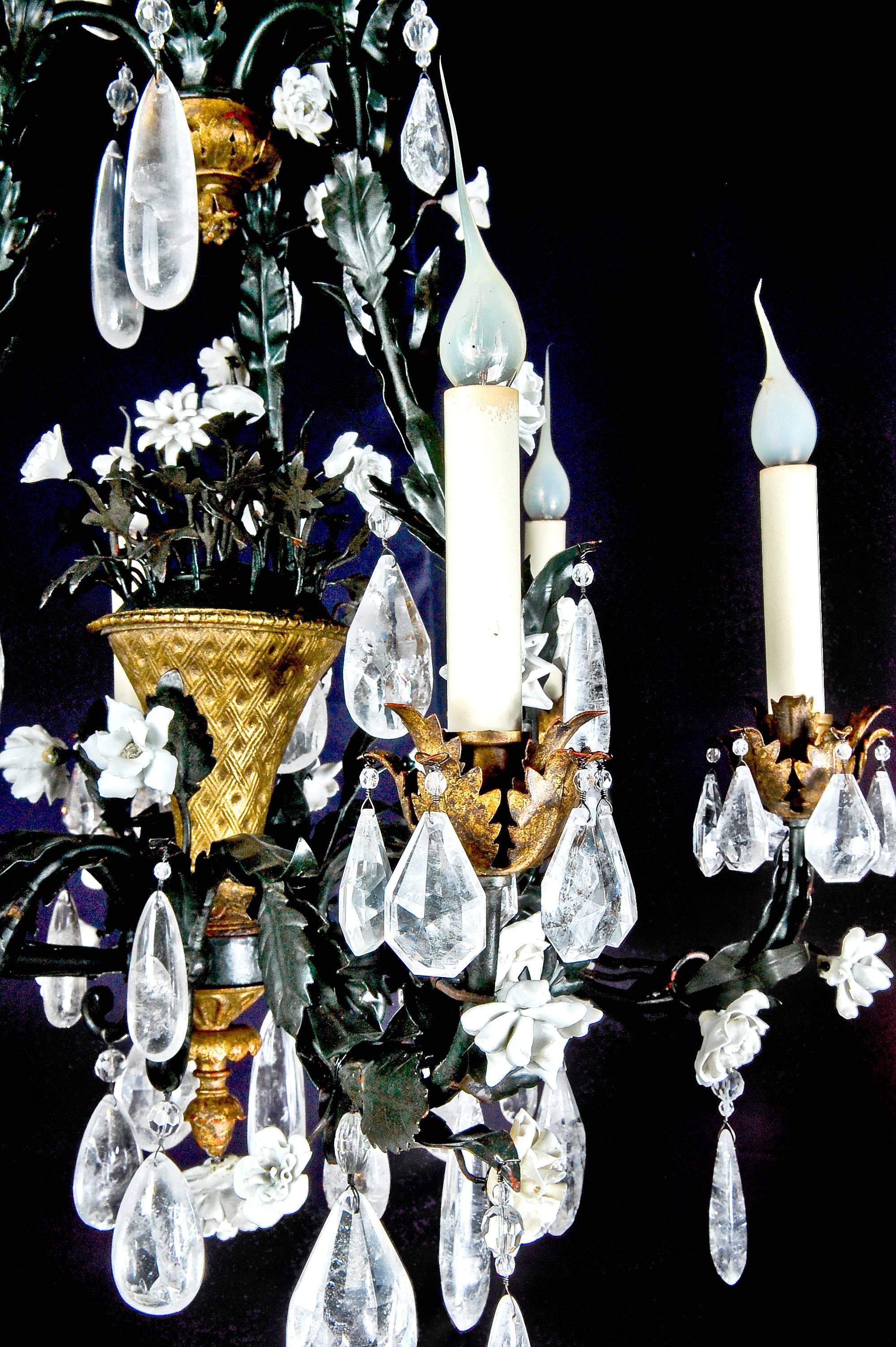 Antiker französischer Kronleuchter im Louis-XVI-Stil aus Bronze, Zinn, Bergkristall und Porzellan (Französisch) im Angebot