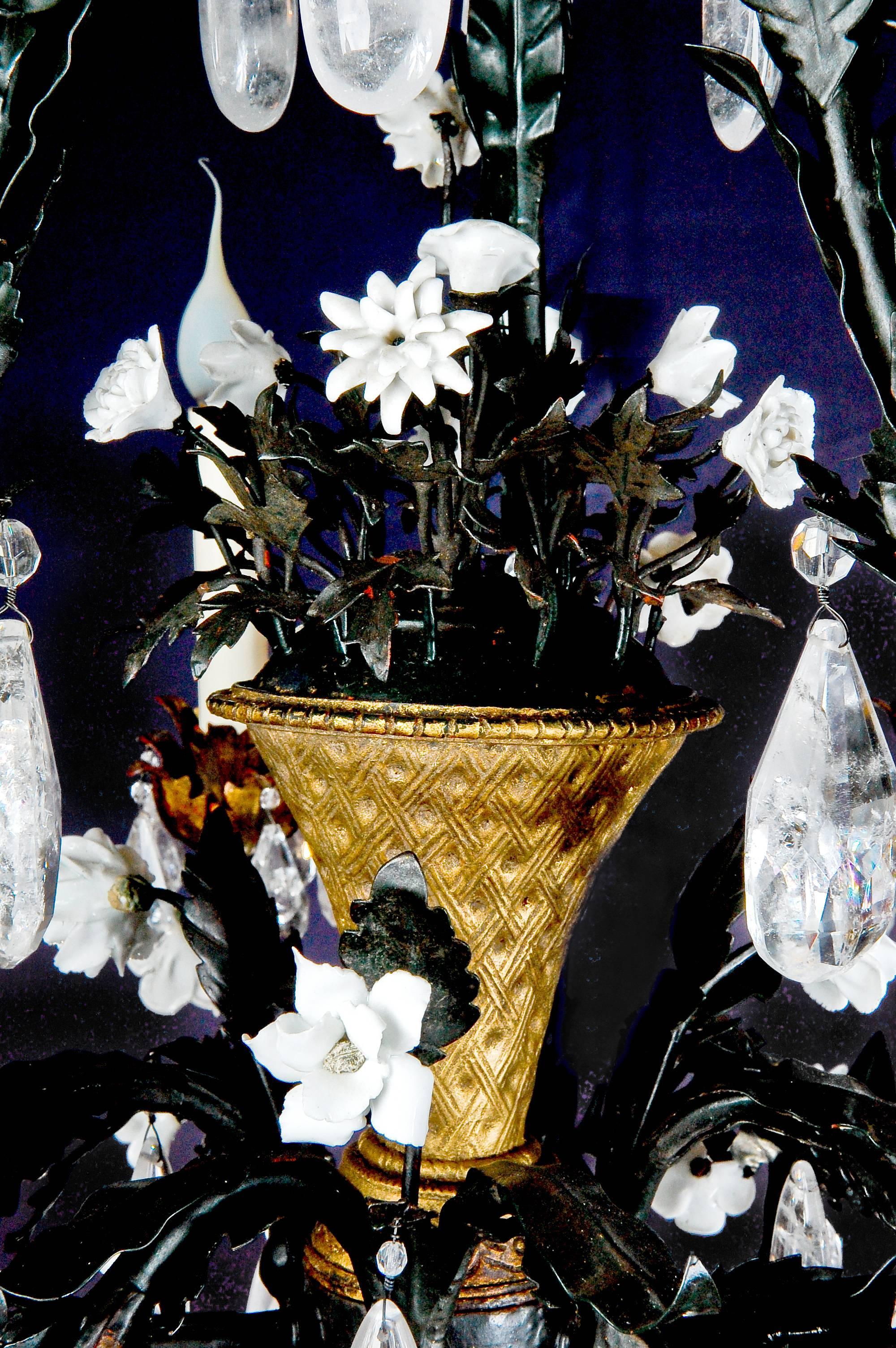 Antiker französischer Kronleuchter im Louis-XVI-Stil aus Bronze, Zinn, Bergkristall und Porzellan (Vergoldet) im Angebot