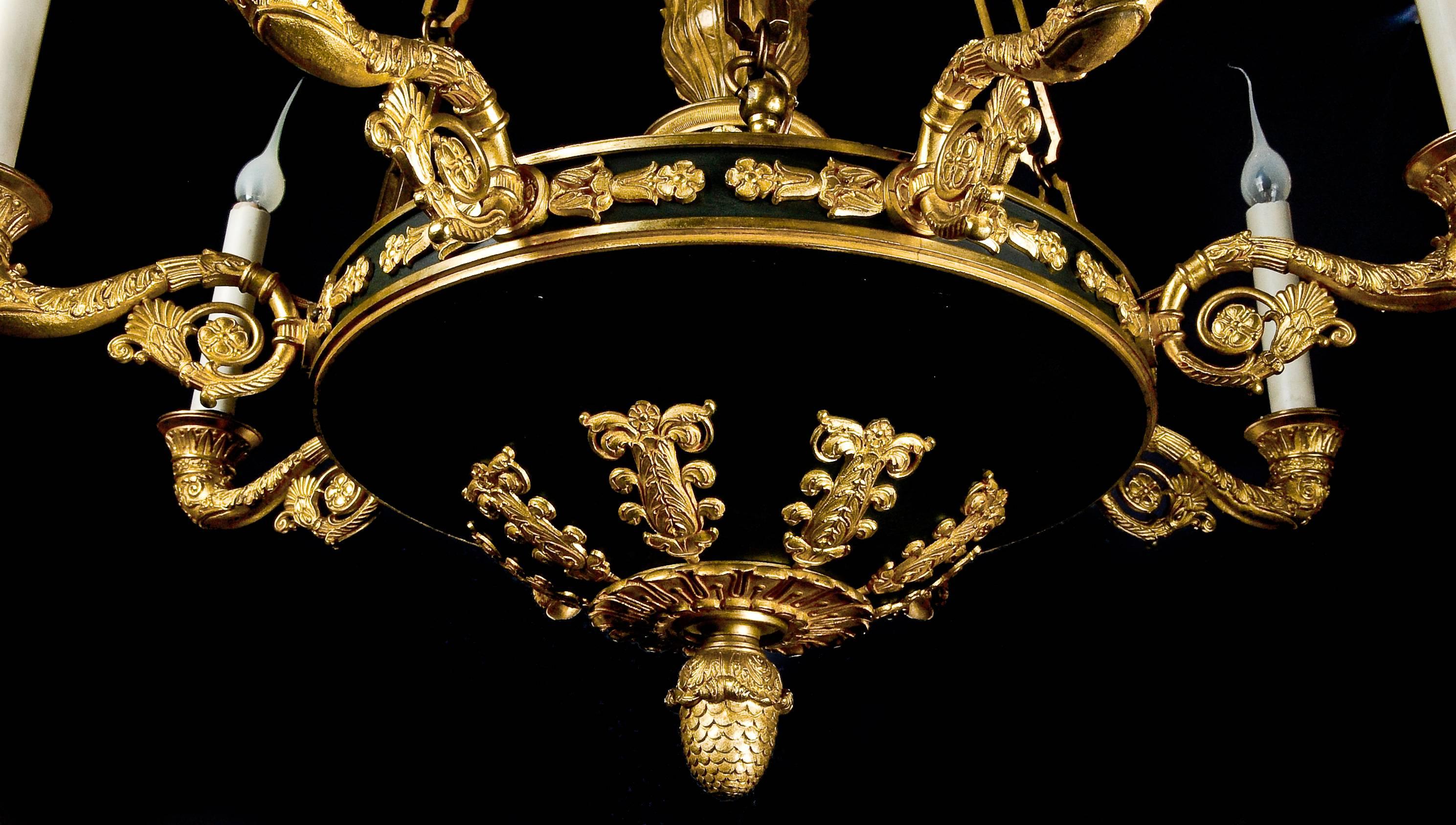 Antigua araña neoclásica de bronce patinado y dorado Antique French Empire en Bueno estado para la venta en New York, NY