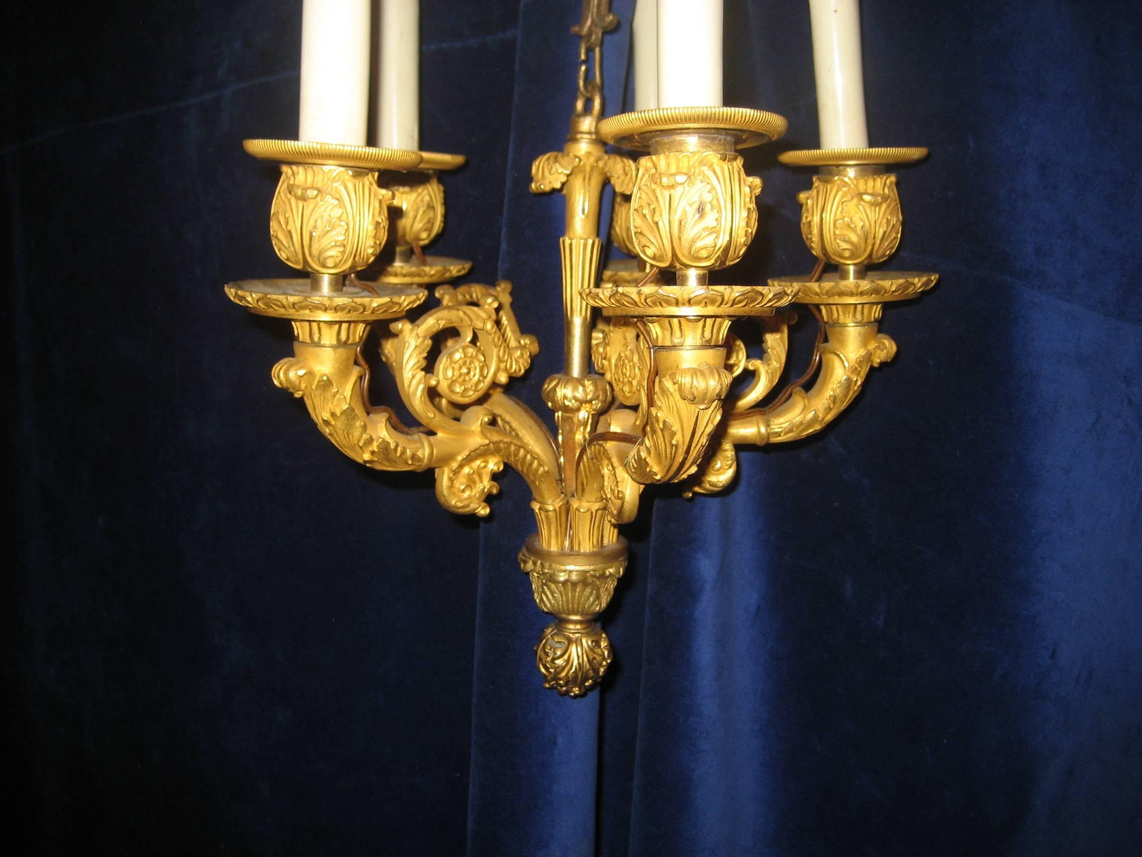 Paar prächtige antike französische Kronleuchter aus vergoldeter Bronze im Louis-XVI.-Stil (Vergoldet) im Angebot