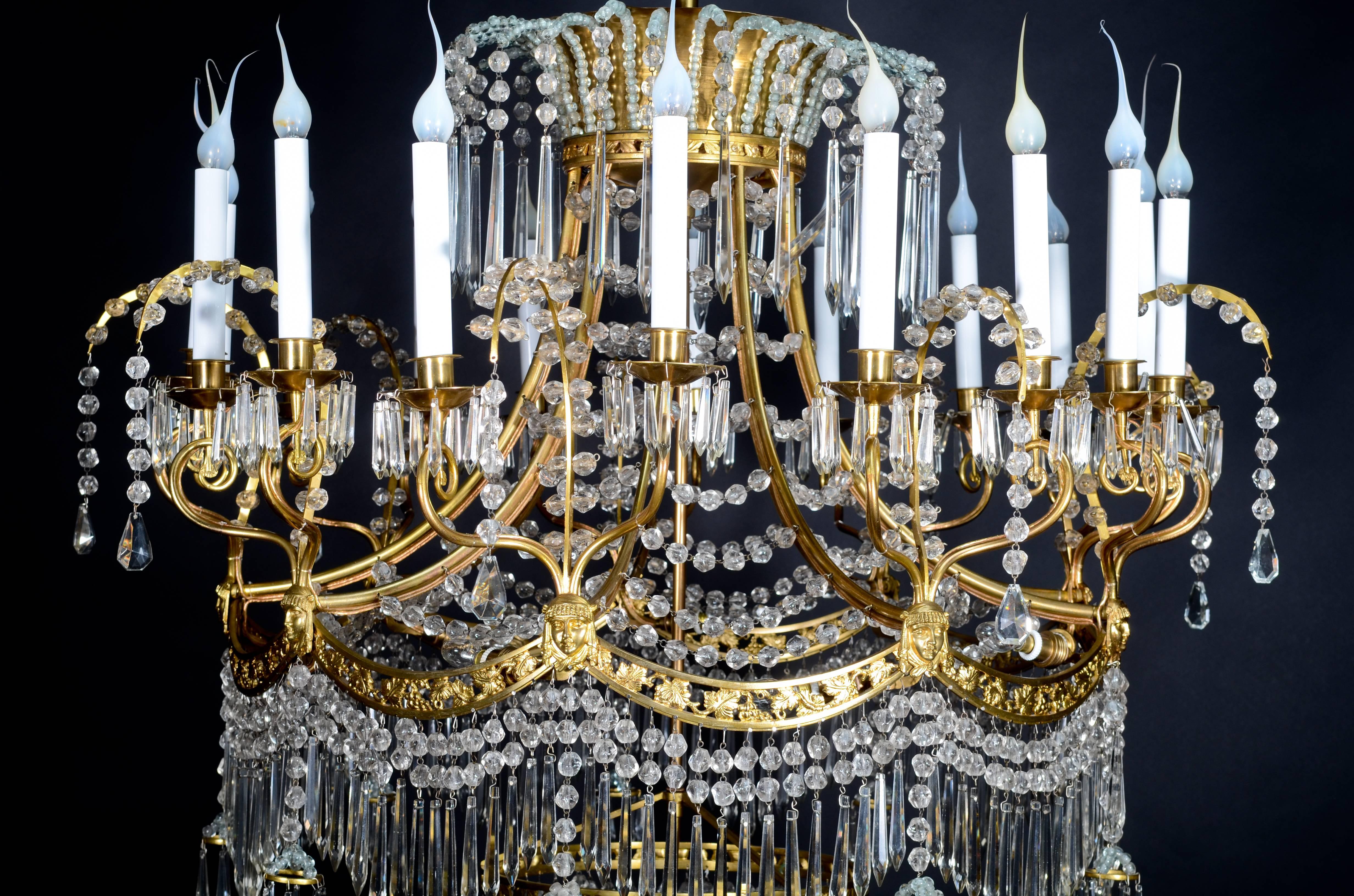 Palastischer & großer antiker russischer neoklassischer Kronleuchter aus vergoldeter Bronze und Kristall (Europäisch) im Angebot