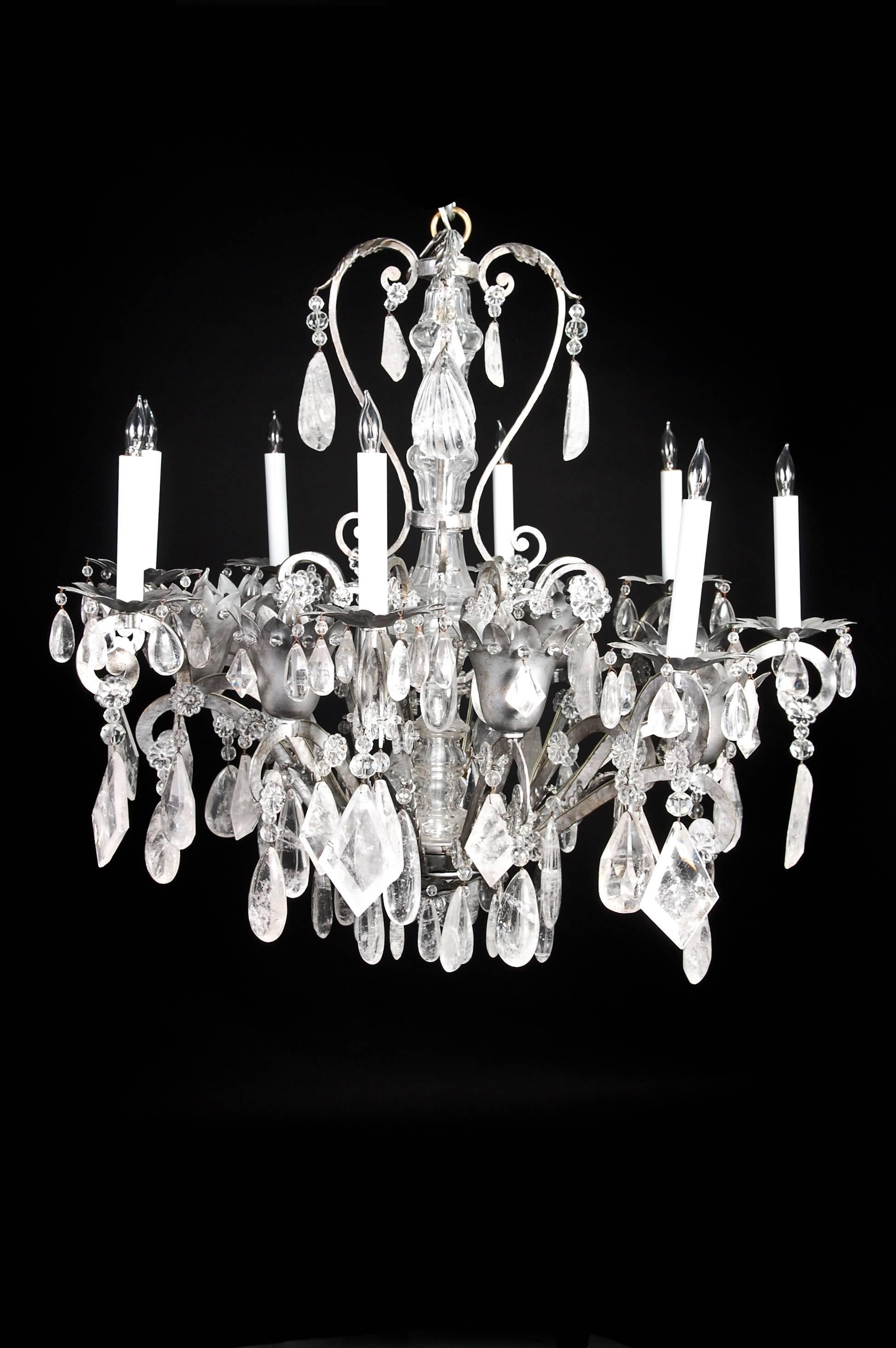 Un raffinato lampadario a più luci in rame argentato, cristallo di rocca e vetro in stile Bagues, molto dettagliato e impreziosito da prismi di cristallo di rocca e perle di vetro.